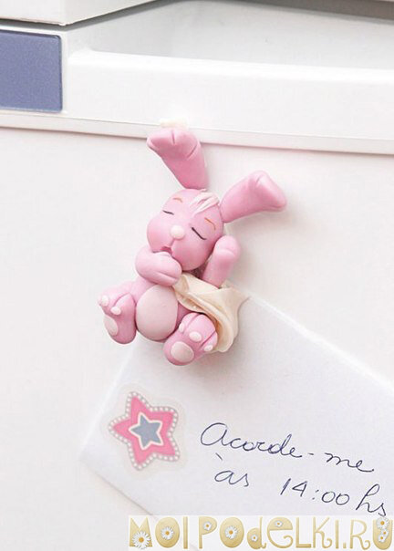 Очень захотелось написать мастер-класс из пластики при виде такого магнитика - милый спящий кролик.Сегодня мы рассмотрим урок создания розового кролика из полимерной глины.
