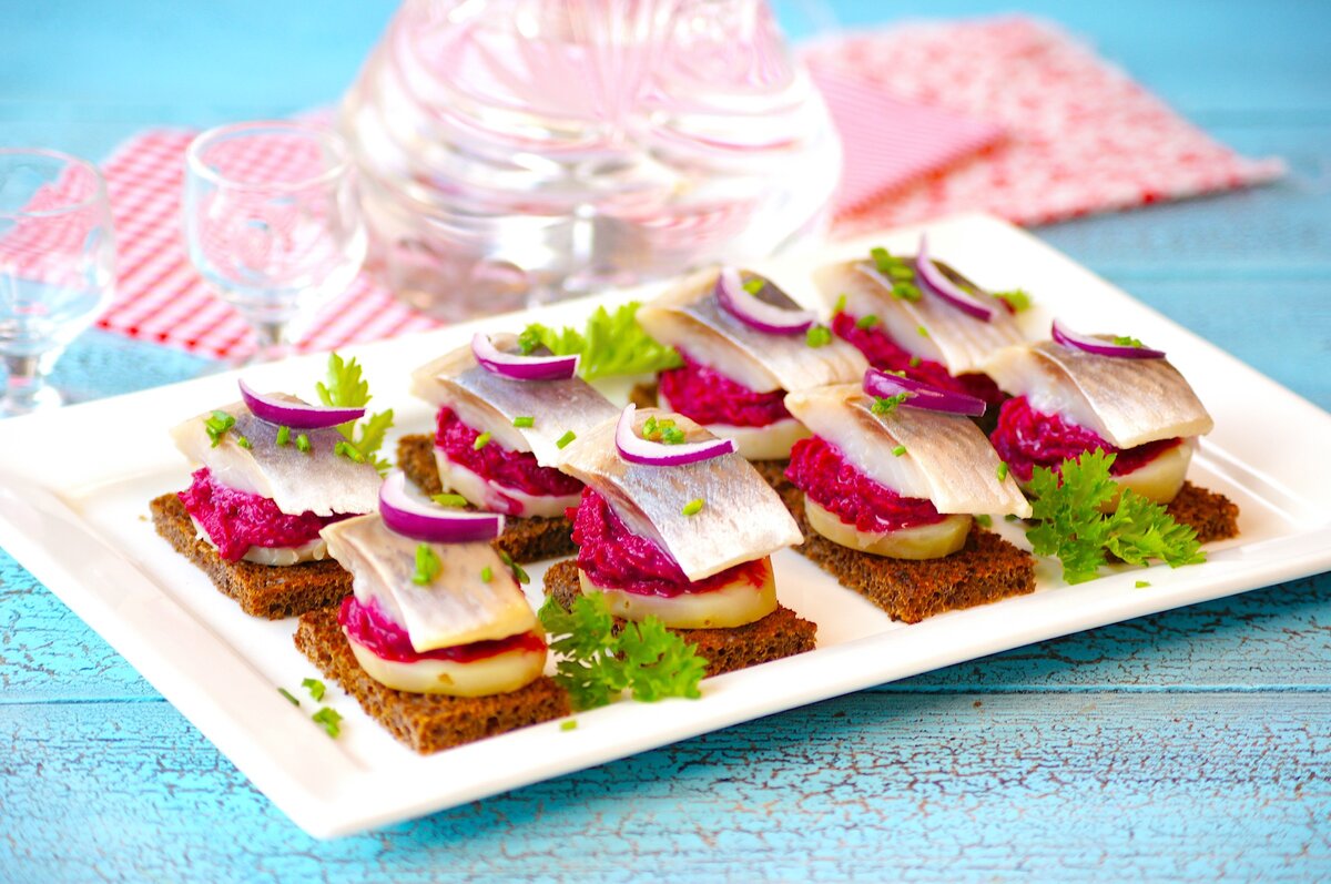 канапе селедка под шубой. канапе селедка под шубой. канапе с бородинским хлебом. канапе селедка под шубой. канапе из селедки под шубой.