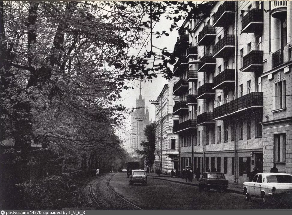 Покровский бульвар 1981 – 1982 г. Источник:«Строительство и Архитектура Москвы», 1982/7, с. 17.