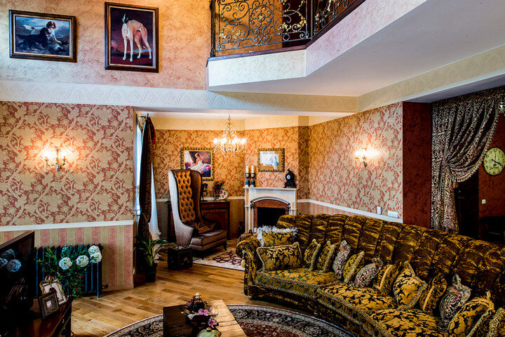 Гостиная с обилием принтов