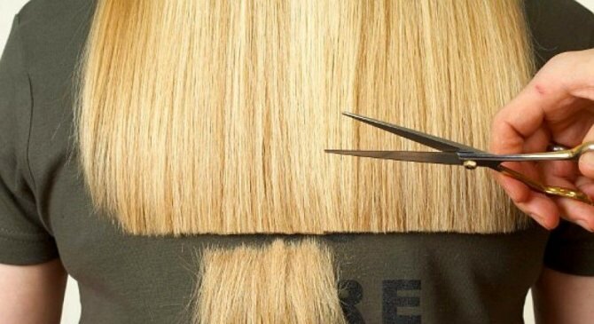 Как писать подстричь. Подравнивание кончиков волос одним срезом. Техники подравнивания волос. Стрижка эффект подравнивание кончиков. Кератиновое выпрямление волос картинки.