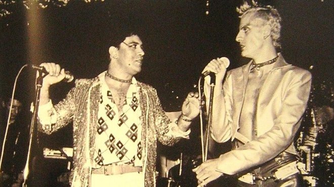 Альмодовар и Фабио Макнамара во время выступления их группы "Almodovar y McNamara". Источник: hjck.com