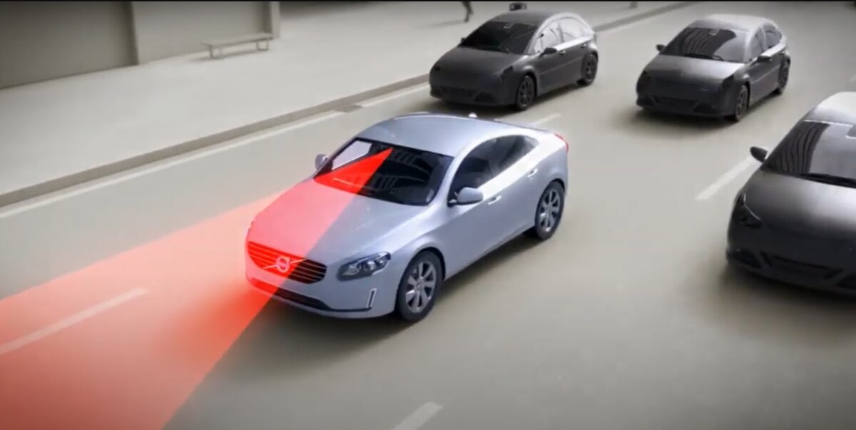 Датчик системы City Safety находится в районе зеркала заднего вида.