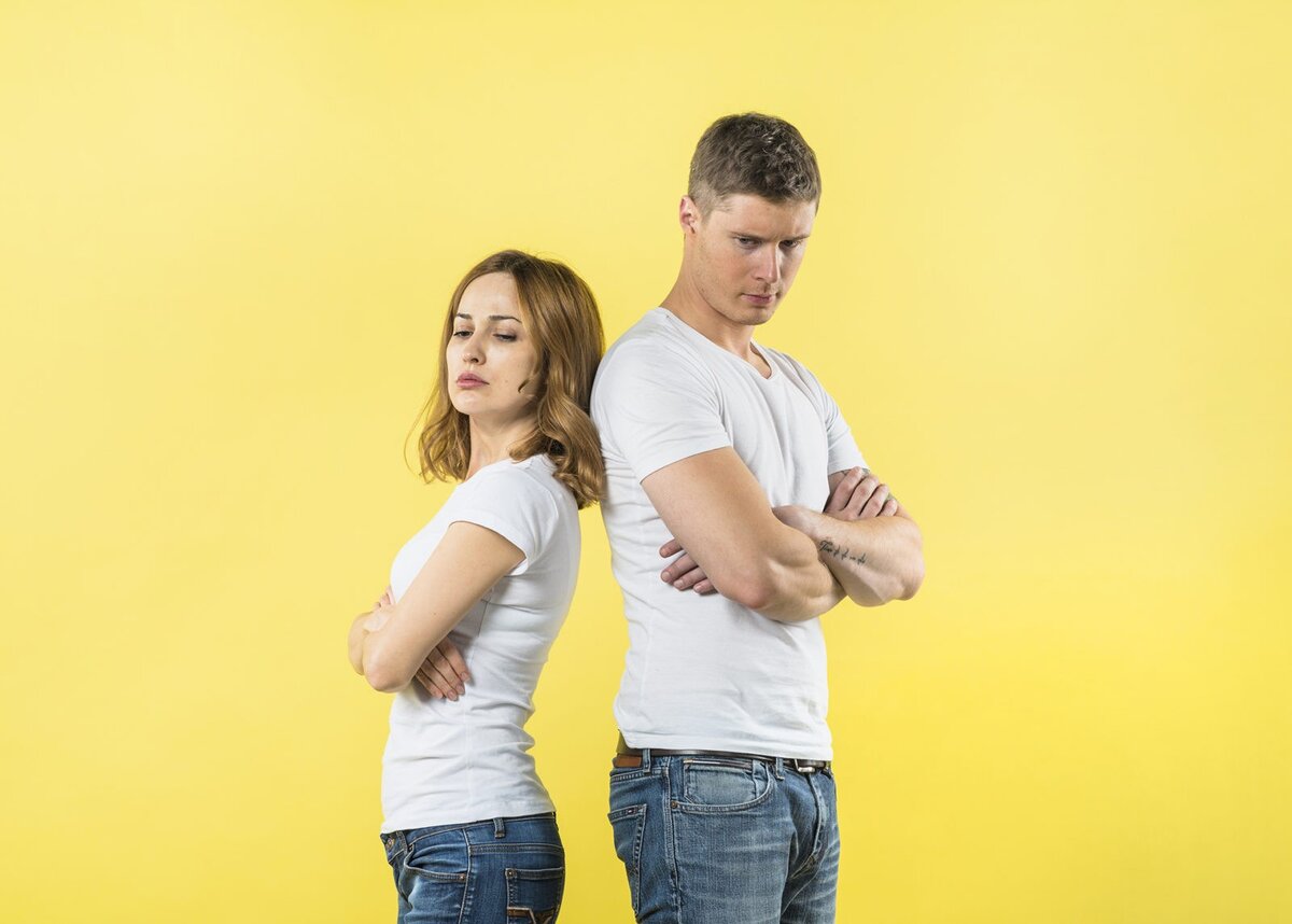 Вроде бы ответ очевиден, и все мало-мальски разумные люди будут говорить «у тебя одна жизнь, зачем ее тратить на жизнь с тем, кого ты не любишь?»Однако, легко сказать, а трудно сделать.Обычно такие советы дают те, кто не оказывался в подобной ситуации, или не мучился сомнениями, однако, как только такая мысль возникает, появляется куча «но»: а как-же дети, как они переживут развод родителей? Мне негде жить, потому что квартира останется у мужа. Что скажут друзья, родственники, окружающие? У меня есть страх одиночества «а вдруг я не найду достойного?». У меня есть страх полностью поменять свою жизнь, есть нежелание делать больно себе и своему мужу и т.д. И эти мысли оказываются сильнее.Так стóит ли жить с нелюбимым мужем? Тут каждая женщина должна ответить себе на вопрос «что ей нужно от отношений?». Потому что, если этот вопрос не решить, то вряд ли в следующих отношениях что-то поменяется. И это опять будут те же грабли.
Как понять свои чувства к мужу?
Почему не ладится с мужем?
— Чувства к мужу остыли, стало все равно
— Больше нет сил жить с мужем, который раздражает
— Вышла замуж за нелюбимого по расчету
— Нравится другой

КАК ПОНЯТЬ СВОИ ЧУВСТВА К МУЖУ?

Для начала нужно разобраться, зачем Вы вообще выходили за него замуж? Почитайте мою статью: Как решиться выйти замуж?, где я рассказываю, что люди не всегда руководствуются чувствами любви и приятия друг к другу, что существует такая подсознательная глубинная мотивация к браку, которая лежит в плоскости страхов, родительских установок или навязанных социумом картинок благополучия. И вот, когда не подозревающие ничего о разнице между мужчиной и женщиной, об этапах взаимоотношений, вообще о добре и зле молодые люди сталкиваются с семейной жизнью, возникает масса неразрешимых конфликтов, которые в силу своей неосведомленности и неопытности молодые люди не могут решить. Нередко такие эксперименты заканчиваются бурными эмоциональными разводами и обидами друг на друга, и на противоположный пол в целом.
Чтобы понять свои чувства к мужу, проанализируйте сами или с психологом, следующие моменты:— есть ли у меня картинка опыта родителей по решению конфликтных ситуаций в семье и как я со своим мужем решаю подобные вопросы?— зачем я выходила за него замуж?
Если вдруг Вы ответите на второй вопрос «я его полюбила!», то будьте осторожны, не обманывайте свой мозг. Если Вы полюбили и разлюбили, то что же это за любовь такая была странная, которую можно при неудобных обстоятельствах послать на задний двор? Вот Вы детей своих тоже можете сегодня и вчера любить, а завтра разлюбить вовсе? И найти себе других, например? Нет же. Так что для начала необходимо осознать, что же Вами руководило при желании связать свою жизнь с этим человеком? И оставьте пока эти бравадные речи про любовь, если у Вас остыли к мужу чувства. Ответ лежит совсем в другой плоскости.Приведу несколько вариантов:хотелось семьи и детей
было негде жить
хотелось уйти от родителей и стать самостоятельной
хотелось финансовой стабильности и благополучия
за мной никто особо не ухаживал, а уже подходил возраст, и этот мужчина долго проявлял свою заботу и любовь
страх остаться одной, вместе как-то не так одиноко
я забеременела, а аборт делать страшно, подумала стерпится-слюбится
родители настаивали, как на выгодную партию и т.д.

ПОЧЕМУ НЕ ЛАДИТСЯ С МУЖЕМ?

Давайте подойдем к этому вопросу чисто с технической точки зрения. У нас есть тело, ум и душа. Другими словами, телесные процессы, интеллектуальные процессы и духовные процессы. Вот в этих трех областях нужно искать ответ. На каком-то уровне, например, на телесном, Вы не совпадаете по сексуальным параметрам. Сначала это было как-то не так заметно, но потом, например, его желание заниматься сексом по 5-10 раз в неделю и Ваше либидо по 1 разу в неделю, а то и реже, стало выглядеть как сексуальное насилие. В интеллектуальном аспекте тоже самое, более умный начинает раздражаться, что вторая половина не удовлетворяет его потребностей в общении и понимании. Про духовную составляющую можно тоже самое сказать, когда для одного является ценностью доверие, а другой это не ценит, рано или поздно произойдет конфликт, который перерастет в более сложную цепь негативных событий и чувств.Когда я провожу семинары и лекции, то на вопрос «как найти мужчину?» я всегда советую найти РАВНОГО, только тогда Вы сможете быть на одной физической, умственной и эмоциональной волне, только тогда возникает и развивается настоящее чувство, а не проигрывается драма в стиле Золушки. Никто никогда не задумывался, что случилось после того, как принц, привыкший жить по законам высшего света с детства, нашел наконец свою «липовую принцессу», которая под чарами феи ненадолго попала в замок в высший свет, как она там во дворце потом себя чувствовала, привыкшая жить в подвальном помещении и терпя унижения от людей. Я практически уверена, что она вынесла мозг как принцу, так и всему его окружению. Я нисколько не шучу, я такие картины наблюдала, когда русские девушки в погоне за западным богатством, попадали в «замки» к таким, в основном, престарелым принцам, и какие трансформации с ними потом происходили. Ну, в общем, красивыми духовно и умственно людьми их не назовешь. Как говорится, «можно уехать из деревни, но деревня из тебя никогда и никуда не уедет».
Ситуация № 1.Чувства к мужу остыли, стало всё равно