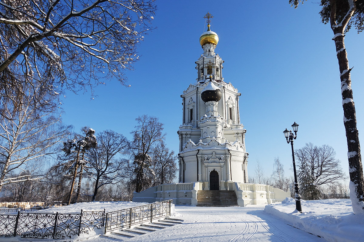 Белоснежный, красивый храм. Жаль что у его прихожан в тот день были ледяные сердца.