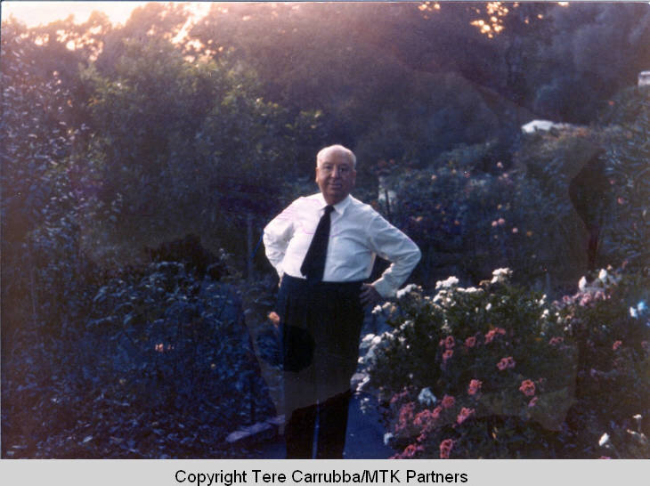 Альфред Хичкок в саду