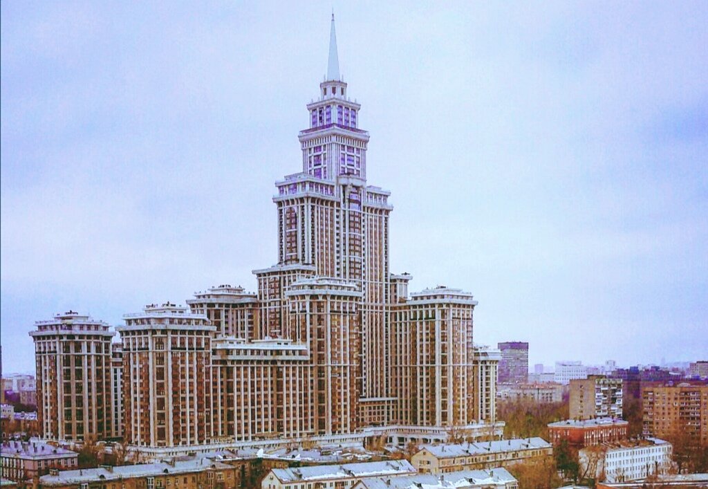 Маленькие многоэтажки на фоне Триумф-Паласа