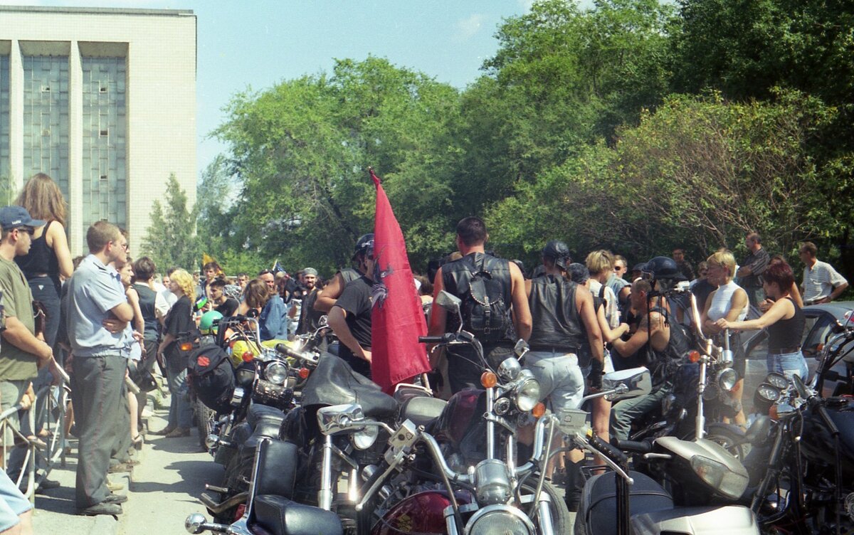 Из архива автора. Сбор колонны у ГПНТБ в Новосибирске. 1999г. 