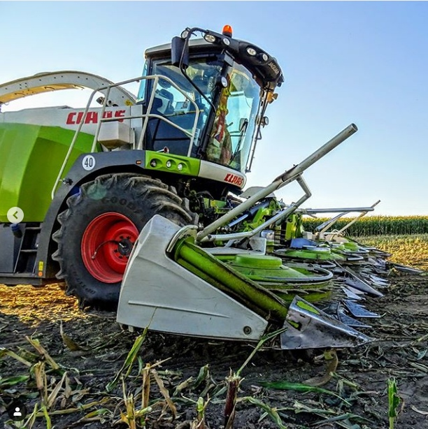 Claas Jaguar 850 – популярный кормоуборочный немецкий комбайн. Для модели свойственны высочайший уровень качества и технического исполнения, за счет которых она остается в числе лидеров по объемам продаж. Производством данной серии занимается известная фирма Claas, базирующаяся в Германии. Компания имеет вековой опыт в выпуске спецтехники для сельского хозяйства и ценится во всем мире. Несколько уровней контроля качества обеспечивают продукции бренда высочайшую надежность и длительный ресурс работы.