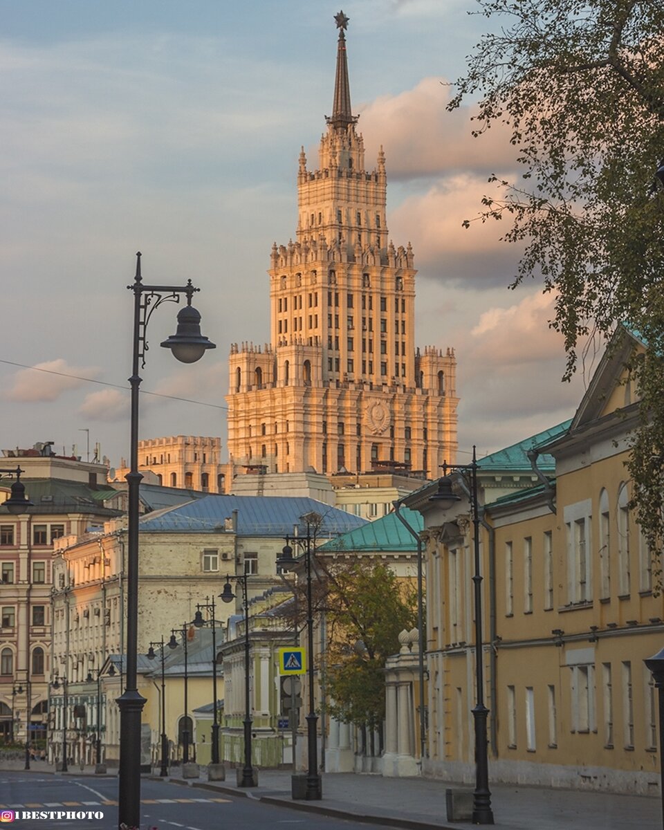 🐱Знаете о чем я подумал!? Некоторые дома в центре Москвы, выглядят как родственники из глухой  деревни, которых не очень то хотелось звать на свадьбу, но надо, и они конечно же приехали. Одеты как обычно в чём были, со своей табуреткой, с курицей в корзине и яйцами, в подарок молодым. И громко смеясь, уселись рядом с тётушкой из Англии. Не напоминает?
