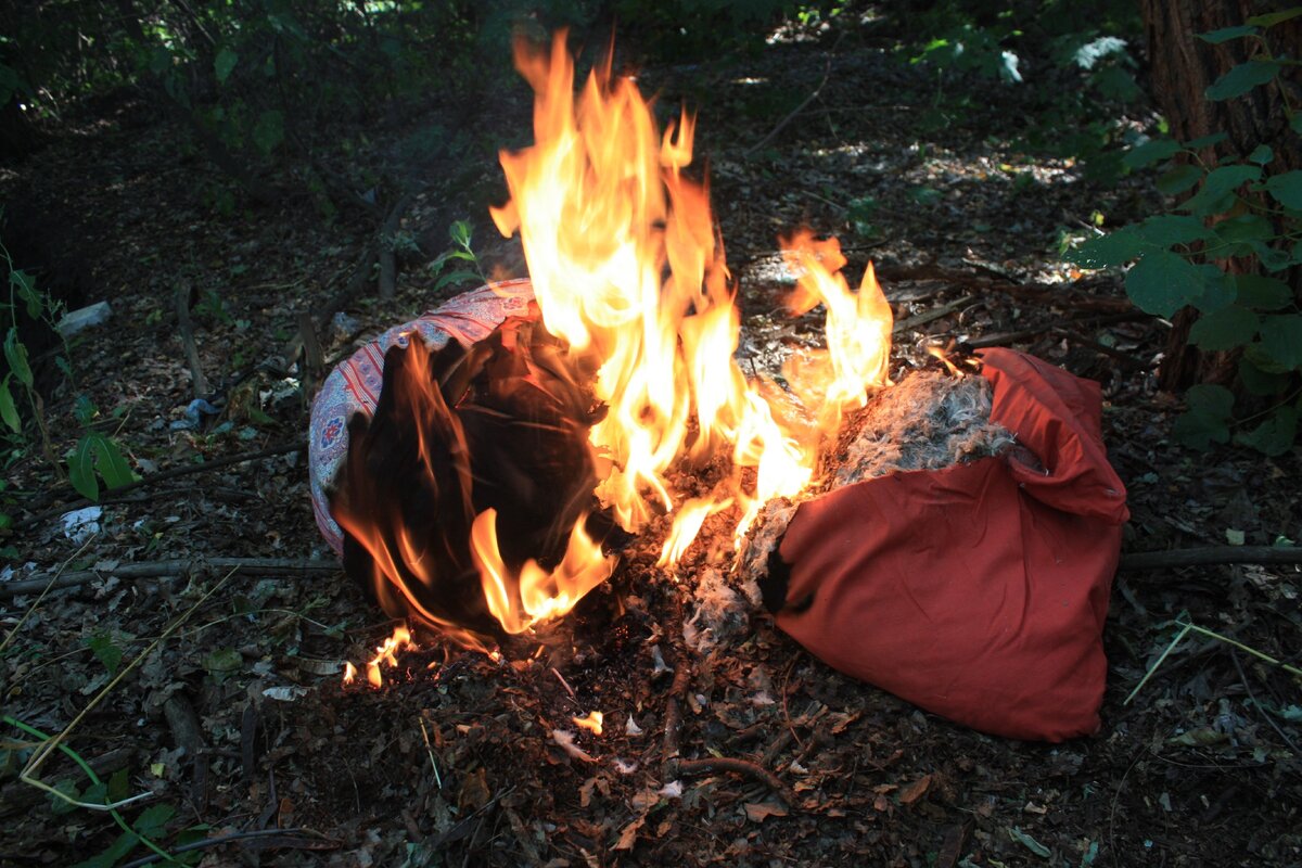Сжигание одежды в костре