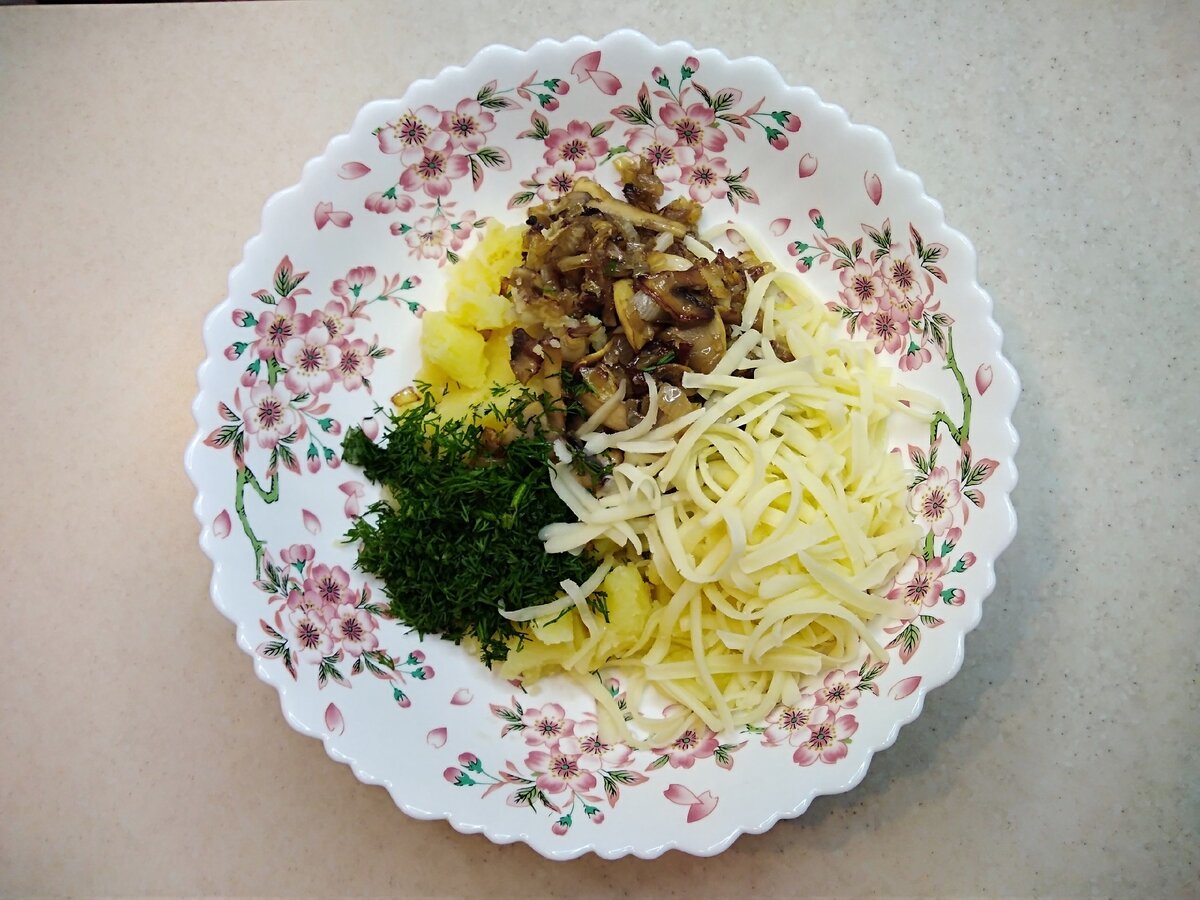 Начинка: картофельное пюре, жаренные грибы с луком, сыр, укроп, соль, перец. 