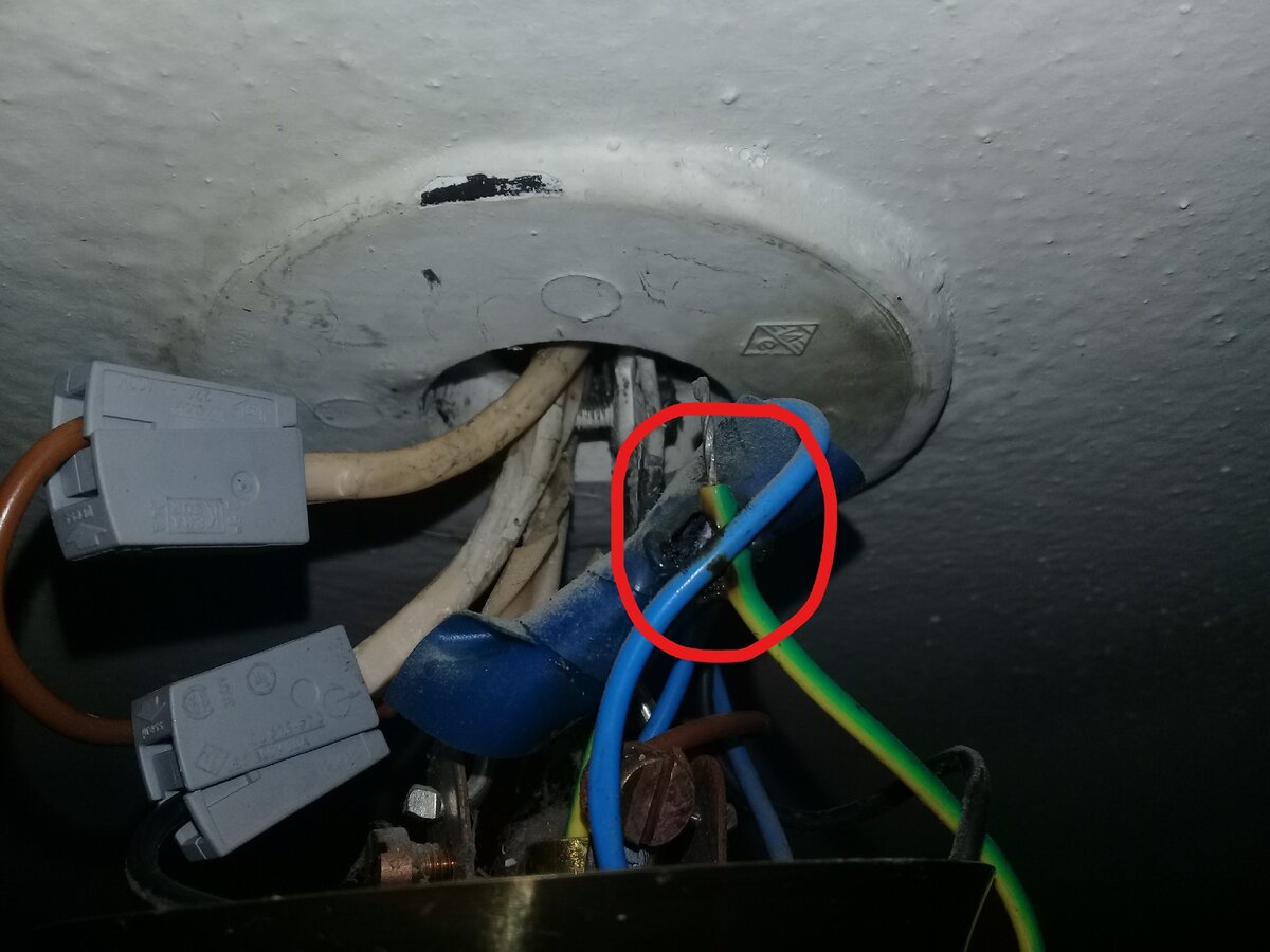 на фото видно, что в месте где скручены провода, подгорание... Хоть нагрузка и небольшая...это всего лишь люстра...