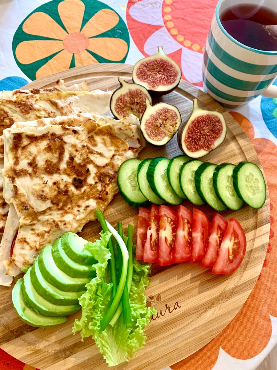 Вкусный завтрак, на любой вкус, потому что начинка в конвертиках может разной. В моем случае, там отварная куриная грудка, помидор и немного легкого сыра - все мелко порезано. Лаваш разрезаем вдоль, выкладываем начинку и складываем на уголок, как в школе, когда из бумаги делали кораблики). Получившиеся треугольники обмакиваем во взбитом яйце и обжариваем с двух сторон, у меня без масла на сковороде гриль.