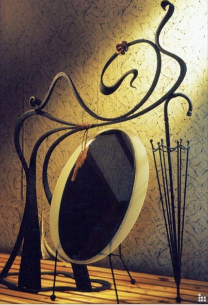 Зеркало «Дама с зонтом». Автор Никитин А. Сталь, ковка.