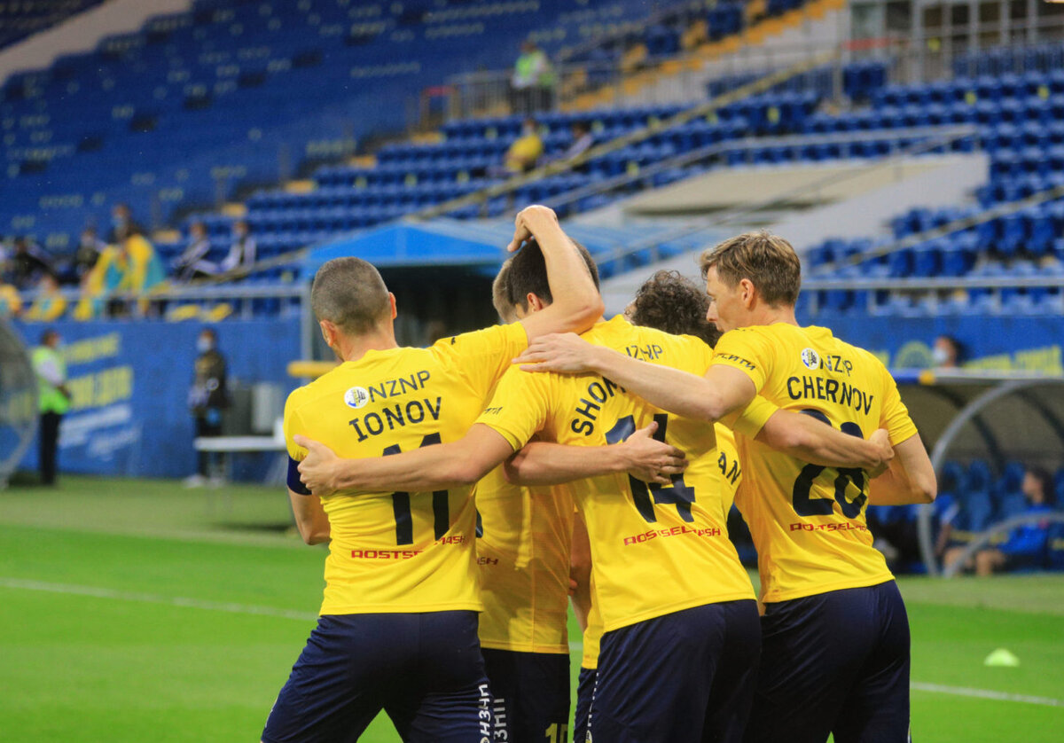 Игроки Ростова празднуют забитый мяч...