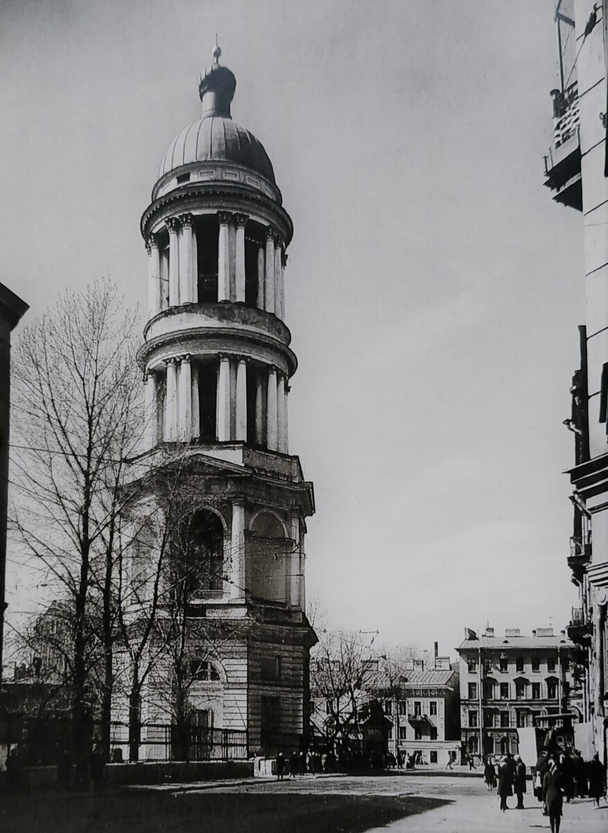 Колокольная улица 1988 -1989 г. (Источник фото: книга "Памятники искусства Советского Союза: Ленинград и окрестности, изд. "Искусство" 1990 г.)