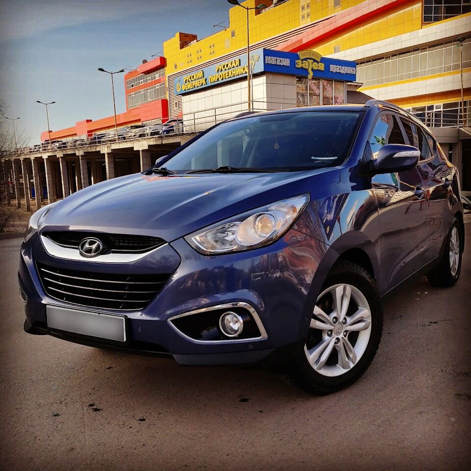 Ну вот и пришло время обновить авто, хотелось взять что то больше, взамен любимого Kia Soul, выбор пал на 4 авто: SsangYong Acton, Mitsubishi outlander, Nissan qashqai и Kia Sportage. Пересмотрев пару десятков вышеуказанных авто в восторге не был, ну кроме одного в максимальной комплектации кашкая! У каждой была какая-то проблема которая затмевала все плюсы. Уже начал рассматривать только кашкай как случайно попался ix35 в самой топовой комплектации, кроме панорамы (что оказалось выгоднее). Проведя 2 дня в салоне и торгуясь с менеджерами согласился на обмен с доплатой! И вот теперь я счастливый обладатель Hyundai ix35. Буду надеяться, что авто будет ездить долго и только радовать меня и мою большую семейку… 