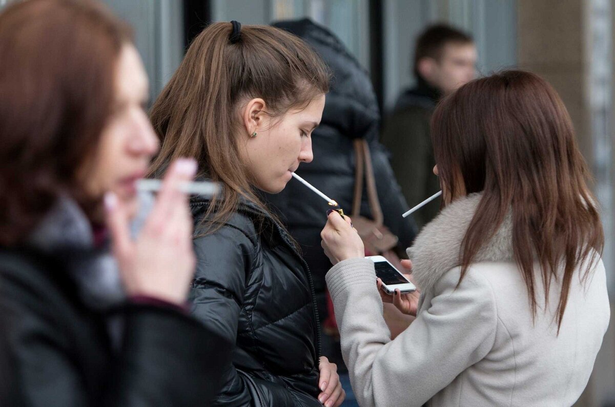 Студентка курит и бьет подругу в ванной