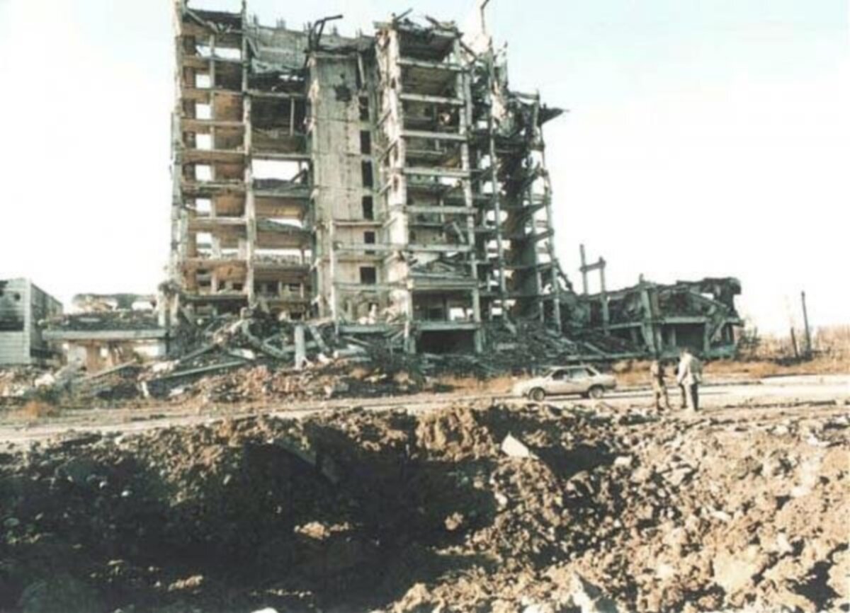 Расстрелянный  корпус Строительного факультета ГГНТУ (ГНИ) перекресток Первомайской и Орджоникидзе (г. Грозный)