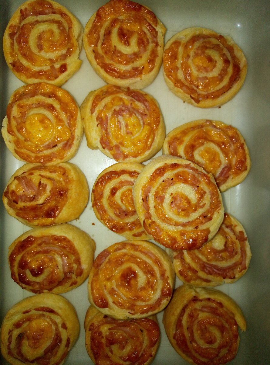 Рулетики с колбасой и сыром