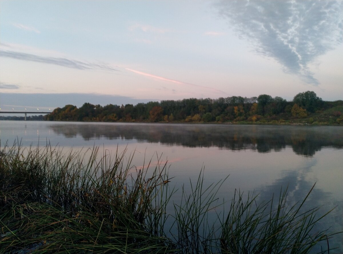 Седой Волхов. 6-30 утра, воздух около +4, вода значительно теплее, над ней вьется пар, ну или туман небольшой