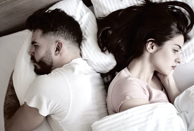 Поверьте, далеко не только женщины могут через что-то переживать и комплексовать во время секса, мужчины тоже об этом переживают и у них тоже есть свои "заморочки". И вот каких именно  вещей они стесняются чаще и больше всего:1. Своих стонов и звуков как во время секса, так и непосредственно во время самого "финала"Почему-то многие мужчины думают, что стонать от удовольствия или выдавать  любые другие звуки это "не по мужски" и так могут делать только женщины, а вот им самим надо молчать как рыба и при этом даже если женщина старается сделать ему приятное, то вместо того, чтобы наоборот, хоть как-то "просигнализировать" ей о том, что ему нравится все то, что она делает и дать таким образом ей знать, что она все делает правильно - он продолжает упорно молчать.Но поверьте, в этом нет никакой необходимости. Стоны - это очень сексуально, и неважно чьи это стоны - женщины или мужчины. Тем более, что женщинам очень нравится, когда мужчина не может сдержаться и звуками показывает, как же ему хорошо от всего происходящего. Примите это во внимание.

2. Своего, по их мнению, или слишком маленького или слишком большого размера или чрезмерной или наоборот - недостаточной волосатостиЗдесь хочется сказать только одно - на каждый товар найдется свой покупатель. Ведь во-первых, главное не размер, а умение правильно пользоваться, а что касается волосатости на теле, то во-вторых, главное найти ту женщину, которая будет считать сексуальным именно то тело, которое есть у вас. Ведь одним женщинам нравится повышенная волосатость на теле у мужчины, а другим наоборот – совсем такое не нравится.А что касается размера, то не стоит так сильно над этим заморачиваться, ведь в мужчине для женщины далеко не только это является самым главным. Гораздо важнее - его отношение к ней и желание любым способом сделать ей приятное.