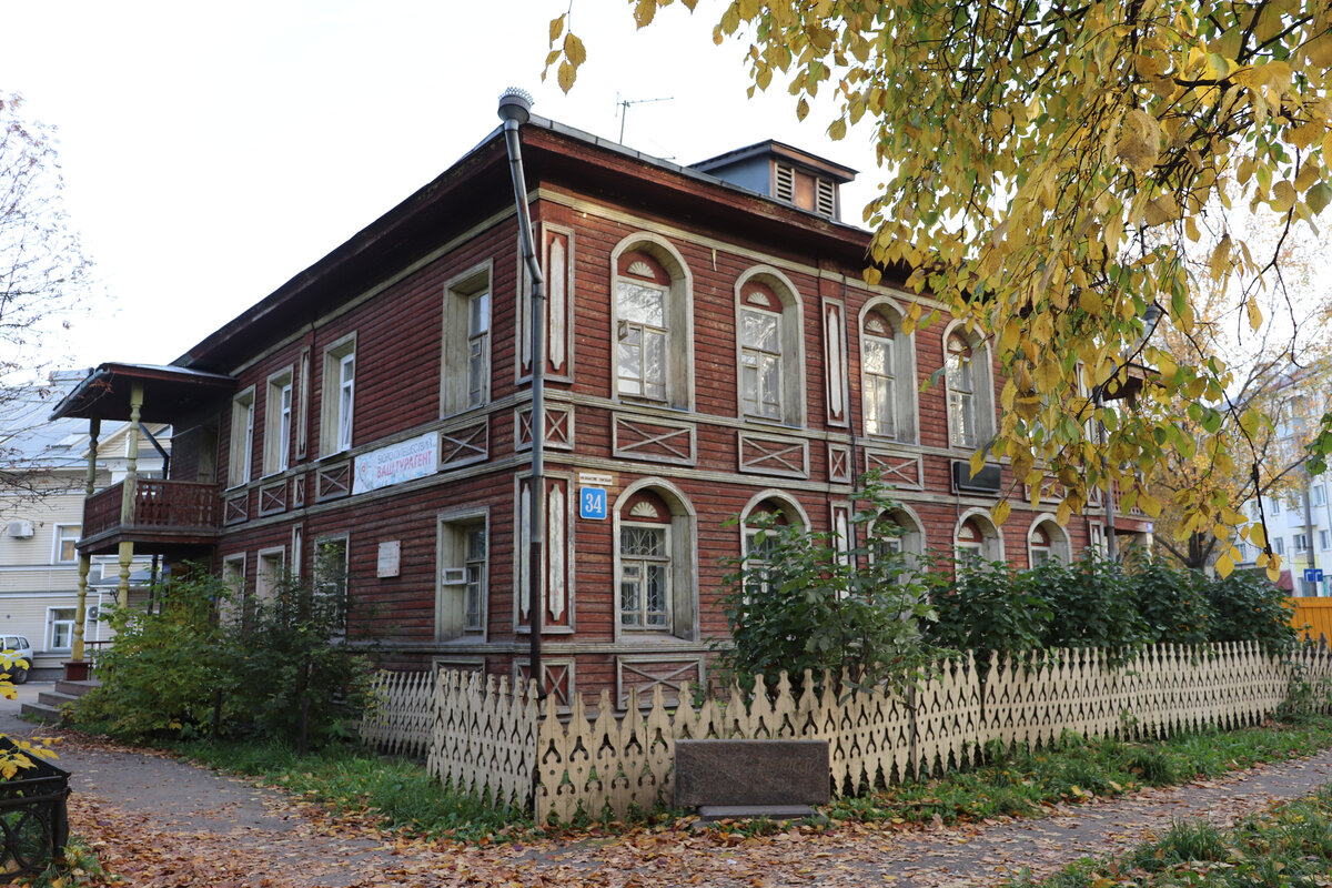 Резной палисад. Вологда резной Палисад кожно-венерологический диспансер. Резной Палисад Вологда. Резной Палисад в Вологде венерологический диспансер. Дом с резным палисадом в Вологде.