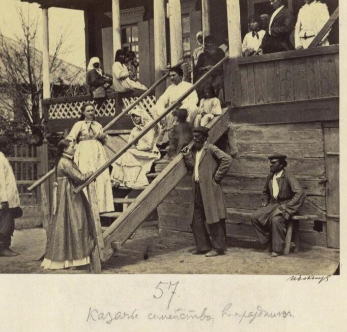 Казачье семейство в праздник. Фотография И. В. Болдырева