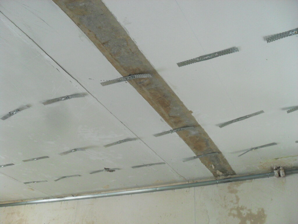 След от полностью разобранной стены между двумя комнатами.