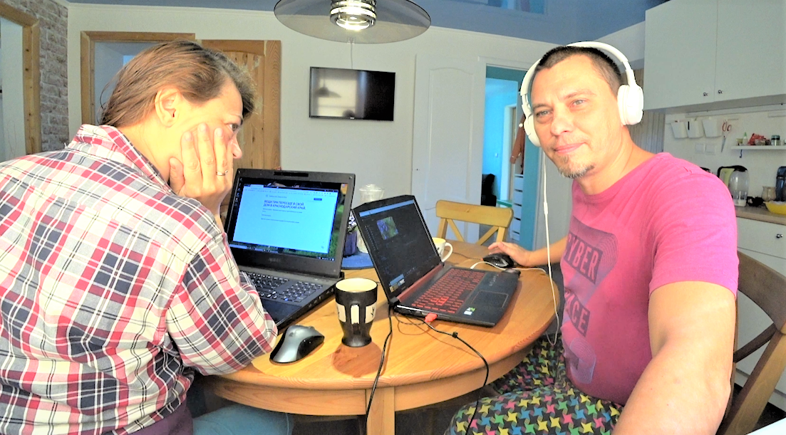 Мы с мужем "ушли в блогеры" когда у нас за плечами уже был наработан трудовой стаж, который обеспечит нам минимальную пенсию. 