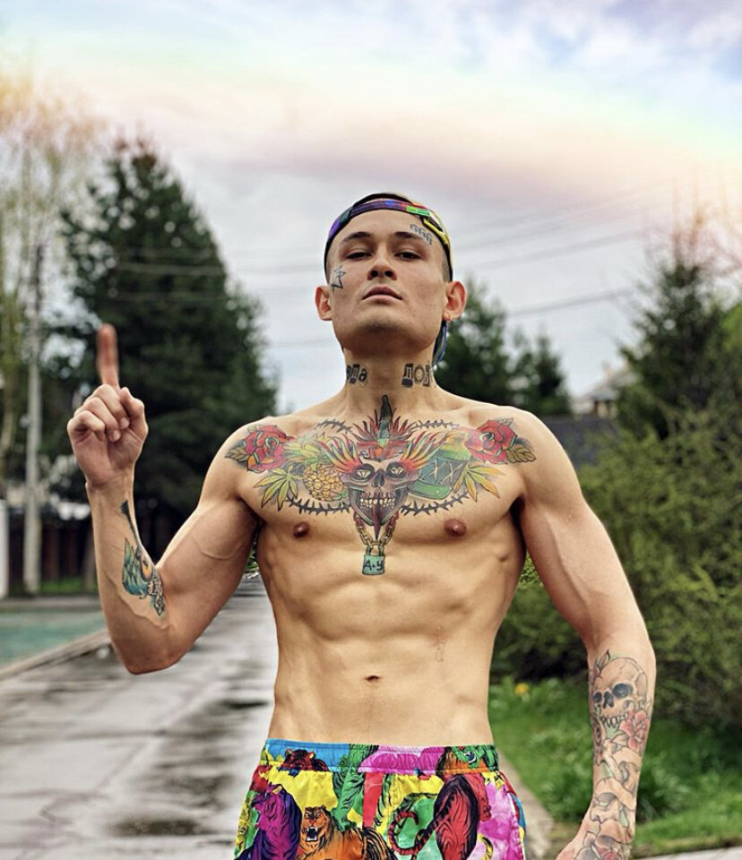 Пару недель назад известный музыкант Алишер Моргенштерн выпустил совместный трек с не менее известным артистом Тимати. Выяснилось, что музыкант решил поглумиться над слушателями и добавил в песню звук своего пердежа. Однако слушатели не возмутились такому поступку. Это доказывает, что фанаты Моргенштерна полные дегенераты, раз уж им плевать на то, что артист вытворяет любую дичь. Они только поощряют его действия лайками.