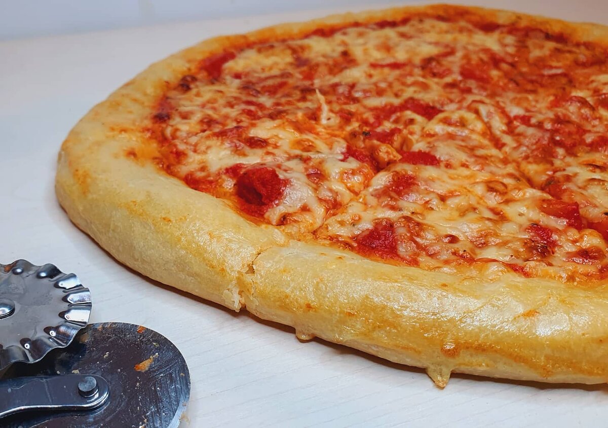  ПИЦЦА С ТОМАТАМИ И ИТАЛЬЯНСКИМИ ТРАВАМИ.

Ну что сказать , я вчера приготовила пиццу за 10 мин улетела она 😋, все сказали было вкусно , но мало.😂  я брала пол порции рецепта  , больше не буду совершать такой ошибки 👍

Рецепт на 2 пиццы.

Нам понадобиться : 
Мука - 450 гр
Вода тёплая - 280 мл
Соль - 1 ч л
Дрожжи- 1 ч л
Масло - 2 ст л

Начинка:
Помидоры - 2 шт больших 
Приправа  итальянские травы - 1 ч л
Сыр любой (у меня был гауда )

Помидоры натереть на терке или пробить в блендере,  добавить приправу и перемешать

В чашу с просеянной мукой добавить , дрожжы, соль , масло все хорошо перемешать , добавить тёплой воды хорошо замешать тесто , закрыть стрейчем чашу и убрать в теплое место на час .

Тесто подошло , разделить на две части , каждую часть  выложить на пергамент в противень , руками сформировать круг в тонкий слой , равномерно распределить протёртые помидоры и посыпать сыром .
Выпекать при 200 ° 15 - 20 мин .
ПРИЯТНОГО АППЕТИТА!!

#рецепт#пицца##сыром#итальянскими#травами#томатами#на#тонком#мягком#дрожжевом#тесте#вкусно#футблогер#готовимсВикой
