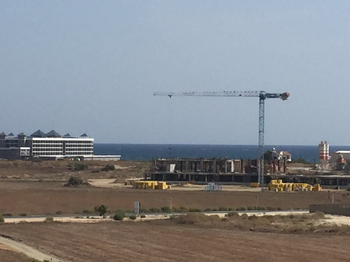 Строительство нового комплекса на берегу Средиземного моря