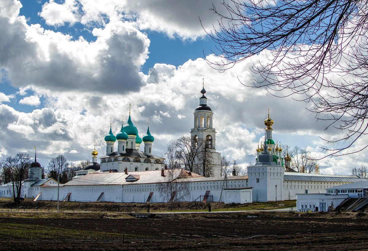 Золотой ярославль. Золотое кольцо Ярославль монастырь. Ярославль центр золотого кольца. Ярославль кольцо России. Ярославль столица золотого кольца России.