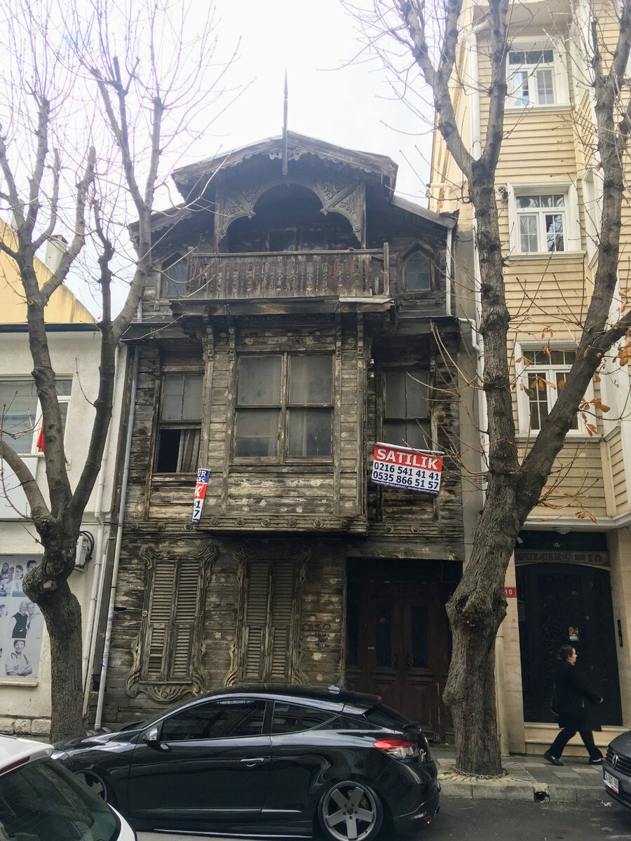 типичный для Стамбула дом из дерева 