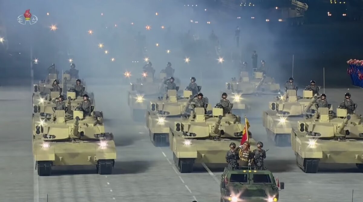 Парадная коробка новейших северокорейских танков, которые с передней проекции сильно напоминают американский "абрамс".