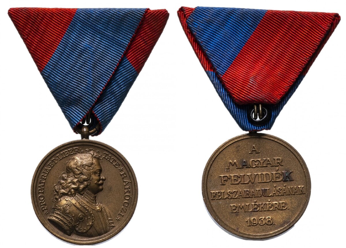 Медаль "За освобождение Верхней Венгрии" учреждена 4 ноября 1938 года в память о возвращении Южной Словакии и Закарпатской Украины. Ею награждались все военные, которые пересекли границу Венгрии и Чехословакии; все, кто отвечал за работу жандармерии; военные, стоявшие у северных и восточных границ Венгрии в повышенной боевой готовности, но непосредственно не участвовавшие в освобождении, и другие категории граждан. На лицевой стороне медали изображён профиль Ференца Ракоци в доспехах, обращённый вправо от зрителя, который окружает легенда "Pro Patria Et Libertate. Rákóczi" (рус. За отечество и свободу. Ракоци). На оборотной стороне приведён текст в 6 строк "A MAGYAR FELVIDÉK FELSZABADULÁSÁNAK EMLÉKÉRE. 1938." (рус. За освобождение Верхней Венгрии. 1938.)