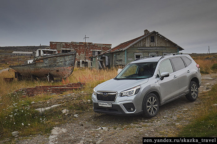 Subaru Forester в заброшенном поселке