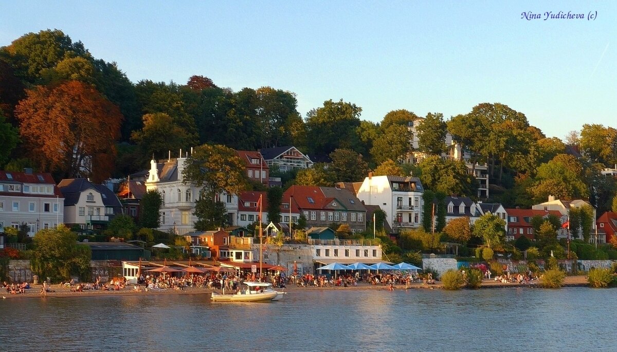 Как красив пляж на закате дня, когда ласковые лучи уходящего солнца согревают уже по-осеннему прохладный берег Эльбы! Как хочется, чтобы это удивительное время заката длилось чуточку дольше, чтобы запечатлеть всю его красоту, а потом зимними вечерами смотреть фотографии и вспоминать золотистый осенний вечер на пароме.