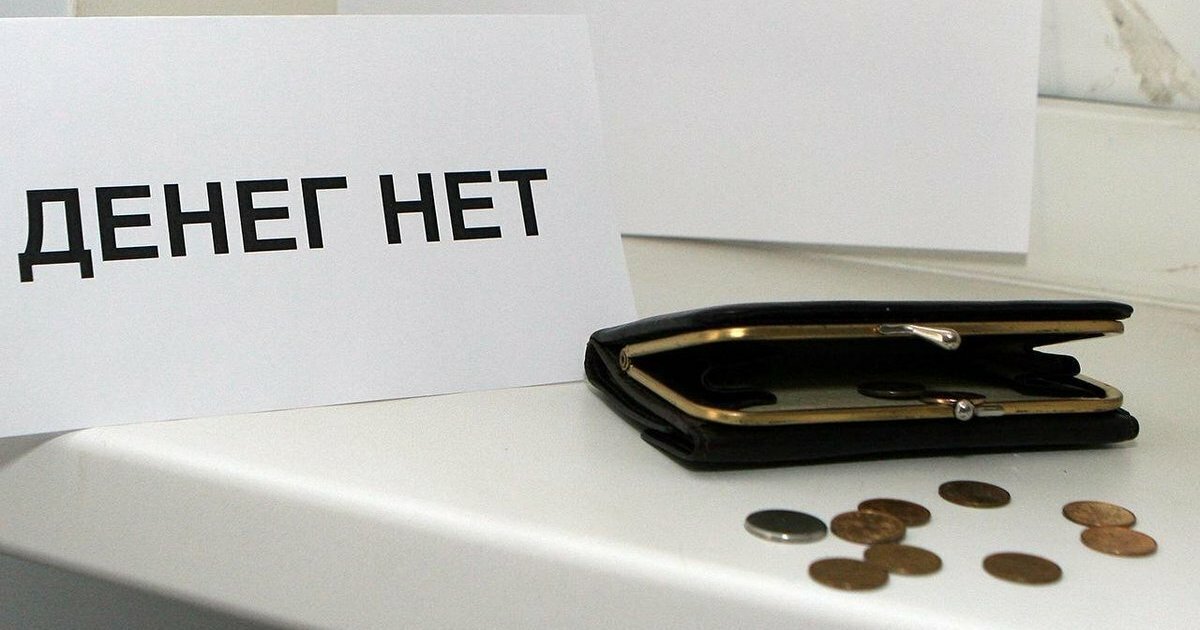 Может ли быть такое, что денег нет совсем? Вот абсолютно совсем нет денег? И, если у вас уже совсем нет денег, то что делать? Эти вопросы сегодня очень важны для многих людей. Потому что сегодня много людей действительно попали в ситуацию, когда либо нет денег, либо уже огромные долги, и реально непонятно что делать. Я задала себе этот вопрос.Может ли быть так, что действительно нет денег? Я думаю, нет. Я вспоминаю слова одного интересного человека, который мне встретился на жизненном пути. Когда я ему сказала, что у меня нет денег совсем, он ответил, что не бывает такого, что нет денег. Бывает нет мотивации. Бывает нет знаний. Бывает, рядом с вами нет человека или команды, которая заставляла бы вас расти, двигаться вперёд, развиваться. Бывает, нет хорошей идеи, время которой пришло. Бывает, нет сил. Бывает, есть депрессия. Бывает, нет здоровья. Но не бывает такого, что нет денег.И я вспоминаю его слова вот уже не протяжении многих лет о том, что не бывает такого, что нет денег. Потому что деньги это знания. Их очень много, и они находятся у нас в голове и вокруг нас, на этих самых носителях информации, самый надёжный из которых — книги.Я убеждалась на своём опыте: бедность это не состояние кармана, это состояние души, когда реально не знаешь что тебе делать. Когда ваш разум заморожен. Когда вместо идей, развития, роста, движения у вас в душе царит страх и хаос. Выйти из ступора, из депрессии, из состояния хаотичного мышления и открыть себя для принятия возможностей этой жизни поможет наш курс настройки личности.И, если не бывает такого, что нет денег, тогда что же делать, когда вы ощущаете, что их действительно нет? Это тоже очень интересный вопрос.Я думаю, что в этот момент надо остановиться. Остановиться и задать себе другой вопрос: а с какой проблемой вы столкнулись? Что вам необходимо сделать? Какой вызов вы приняли? Что вас беспокоит на сегодняшний день больше всего? В чём вообще суть вашей проблемы, где вы находитесь?Когда вы определите с чем вы столкнулись, когда вы определите суть вашей проблемы, тогда вы можете переходить к её решению.Берите листок бумаги, ручку и начинайте писать. Что вы можете сделать прямо сейчас? Только не говорите, что вы и так хорошо всё себе представляете в голове, и ничего не надо записывать. Если вы не гений, то вам понадобится листок бумаги и ручка. Почему? Многие ответы на многие вопросы придут сами собой, когда вы только начнёте писать.Я знаю, что произойдёт в самом начале. Вы возьмёте бумагу и ручку, и вы поймёте, что вы ничего не можете сделать сейчас. Да, это самый первый момент: я не могу ничего сделать. Но когда вы немного успокоитесь, немножко подумаете, решения начнут находиться одно за другим, шаг за шагом. Вы можете рассуждать, вы можете делать себе предложения, и каждое новое предложение будет рождать дополнительные рассуждения и решения.Если вы достаточно хорошо подумаете, уделите этому какое-то время (час, два, три), то вы увидите, что существует целый перечень дел, которые вы можете сделать прямо сейчас. Это значит, что ваш разум заработал.И тогда можно переходить ко второму вопросу. «А что я могу почитать?»Ничто не может заменить чтение книг. Иногда чтение книги в течение двух часов позволяет нам прийти к выводам, которые люди получают в результате долгих лет работы, затраты огромного количества человеко-часов, финансовых ресурсов. А можно было просто взять книгу и прийтий к тем же выводам.Почему? Потому что вы не уникальны (извините, если кого-то разочаровала). В этом мире практически не существует проблем, с которыми до вас никто не сталкивался. Вероятнее всего, пара сотен тысяч людей уже решали такой вопрос, который есть у вас сегодня (или подобный). Кто-то из них достиг в этом успеха, нашёл ответ и сделал свои выводы. Вы можете перенять его опыт.К тому же, книги всего поднимают наш уровень мотивации. Они всегда поднимают нас на другой уровень развития. Какое бы ни было тяжёлое состояние, вы открываете тех авторов, которых вы считаете своими «ментальными спонсорами», начинаете развиваться, обучаться, двигаться вперёд, и всё моментально складывается.И пишите. Пишите ваши выводы. В книгах вы найдёте огромное количество ответов на огромное количество вопросов. Когда вы начнёте читать, вы можете переходить к третьему этапу. «А у кого я могу спросить?»В этом мире огромного количество успешных людей. И, на самом деле, люди готовы помогать тем, кто явно инвестирует в себя. В современном мире вы можете найти возможность обратиться ко многим из таких людей, высказать свои размышления, показать что вы уже изучили. Когда человек увидит, что вы действительно трудитесь, что вы прошли уже определённый путь, он с удовольствием вам поможет. Но поможет — это не значит, что он сделает что-то за вас. Не просите выполнить работу за вас или дать вам денег. Просите вас научить. Навыки и знания это не одно и то же. Процесс обучения это процесс перенятия навыков. Когда вы переняли навык, вы перешли на следующую ступень своего развития.А начали мы с вопроса что делать, когда нет денег. Нет, такого не бывает. Вокруг практически любого человека в современном мире существует как минимум несколько возможностей получения дохода. Всё вышесказанное позволяет их найти, увидеть и реализовать. Бывает просто нет мотивации. Пройдите наш курс настройки личности. И я уверена, что у вас она появится.