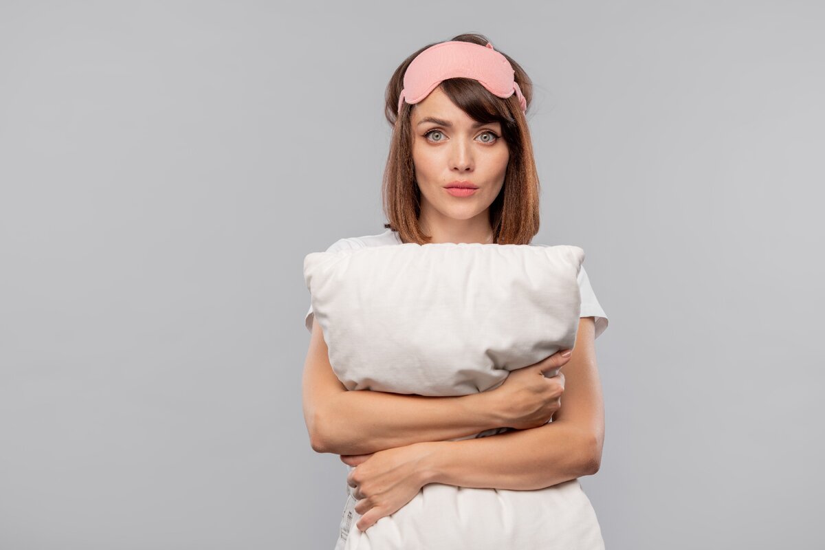 Если нормально заснуть не получается в течение месяца и дольше, то можно говорить о хронической бессоннице.