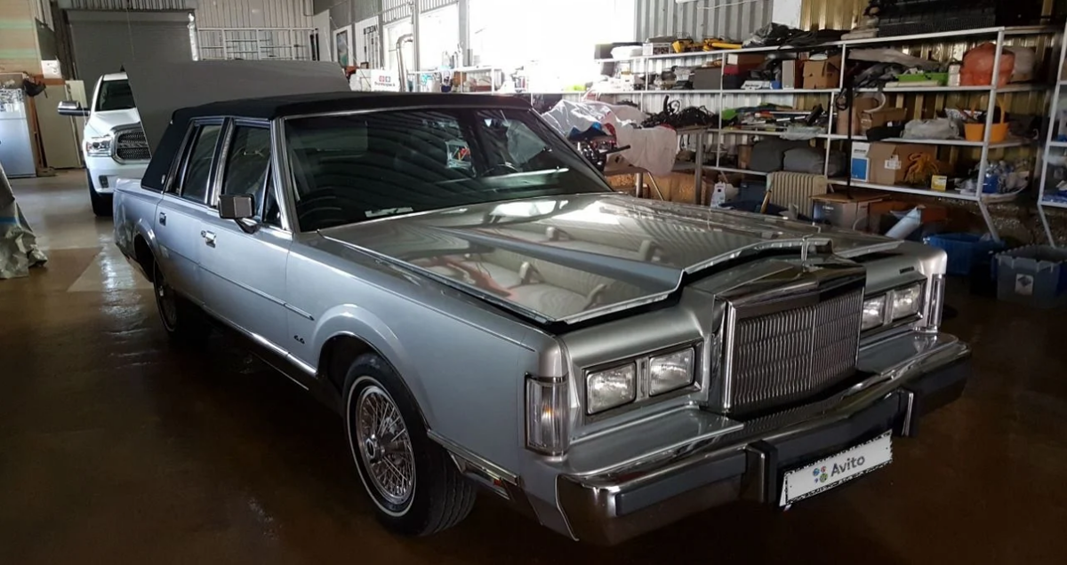 Lincoln Town Car 1 Вид с переди. Источник https://www.avito.ru/sochi/avtomobili/lincoln_town_car_1989_1377152005?src=bp_catalog#extended 