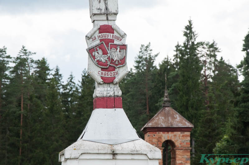 Символы Польши и Беларуси на деревянном кресте.  Фото Анастасии Вереск