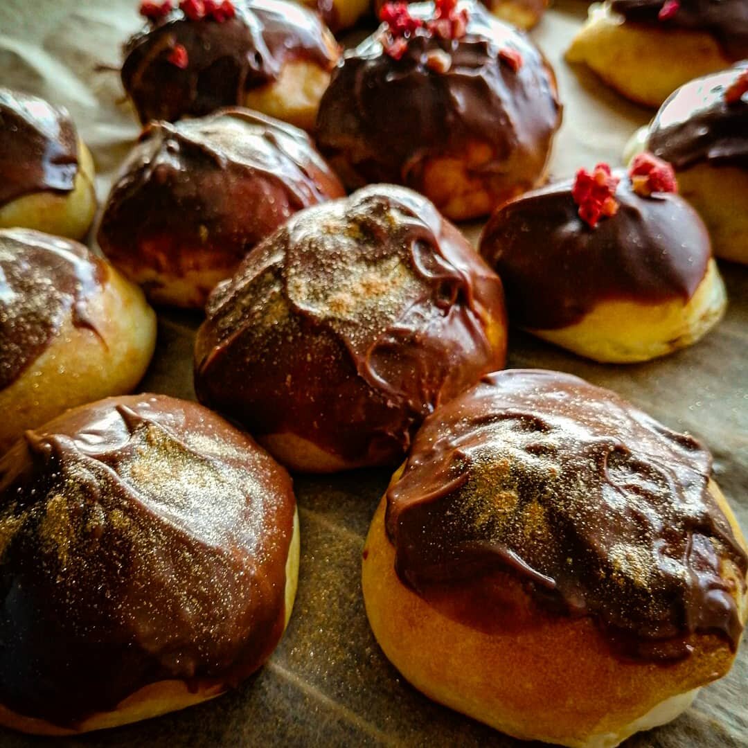 Сверху ради красы посыпала сублимированной клубникой и кандурином. 