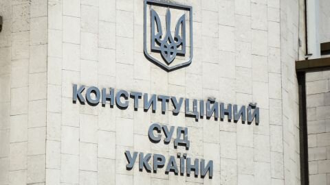 Всё, что сейчас происходит вокруг Конституционного суда называется просто: государственный переворот с целью узурпации власти одной политической группой во главе с президентом Зеленским. 