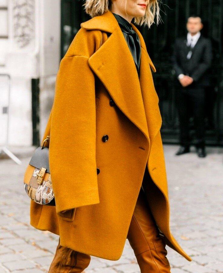 Пальто ярких оттенков будет очень стильно смотреться зимой!