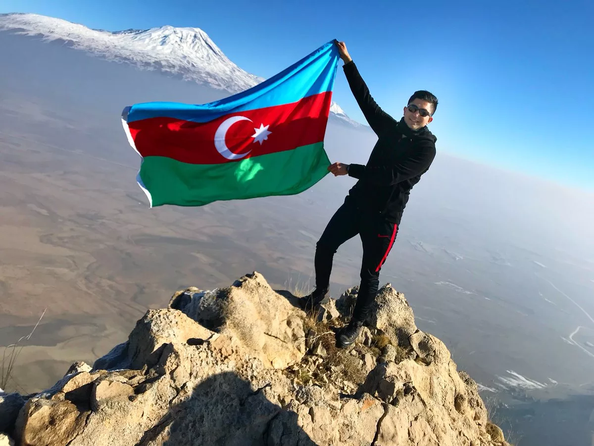 Азер большой. Карабах бизимдир. Флаг азербайджанского Карабаха. Крутые азербайджанцы. Азербайджанцы в России.