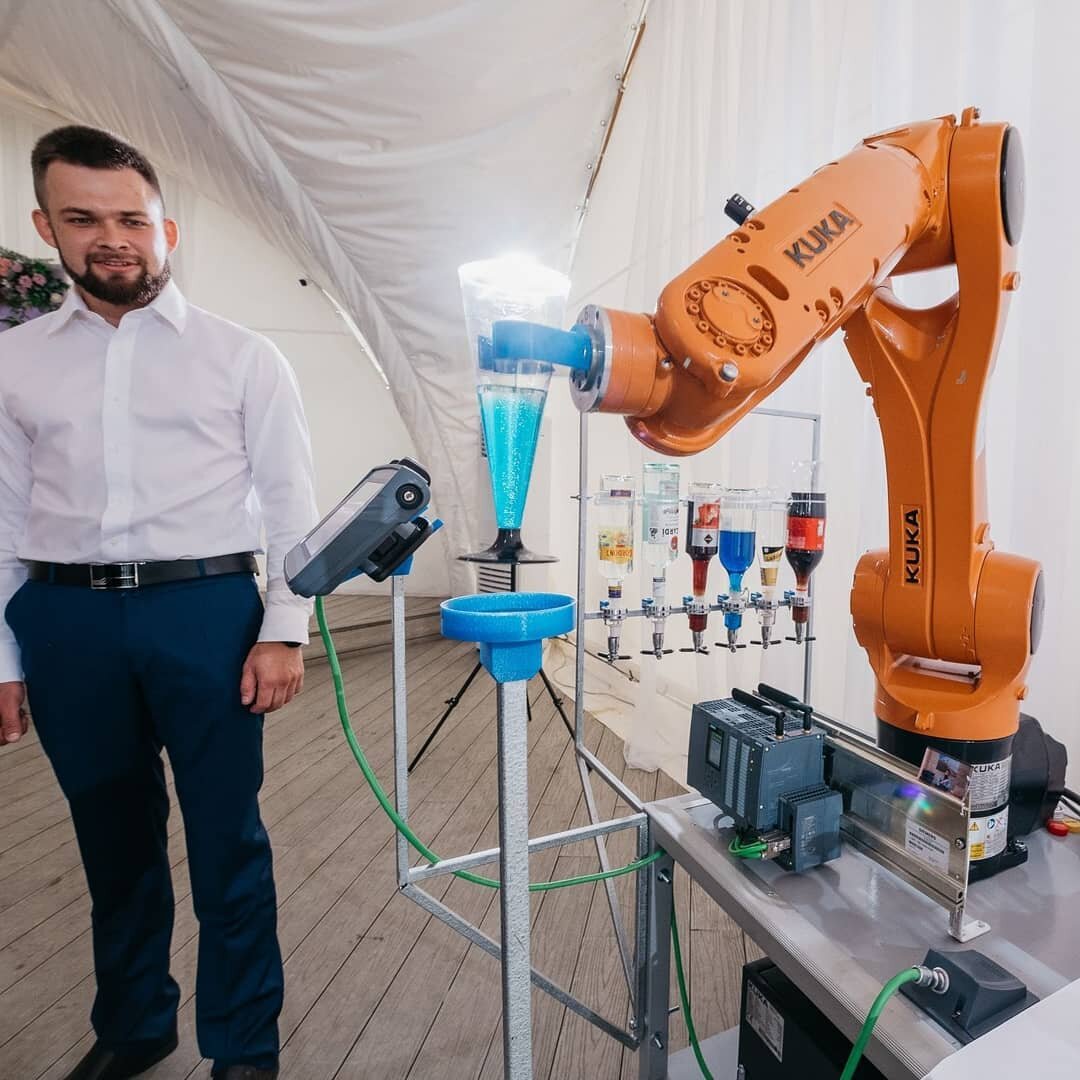 Робот-бармен в центре вечеринки