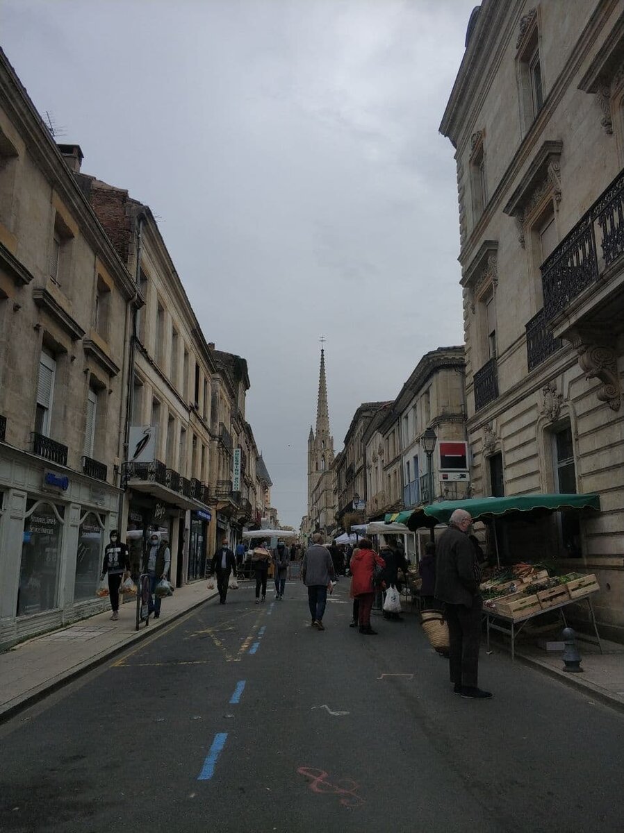 На подходе к рынку, здесь заканчивается дорога для машин.